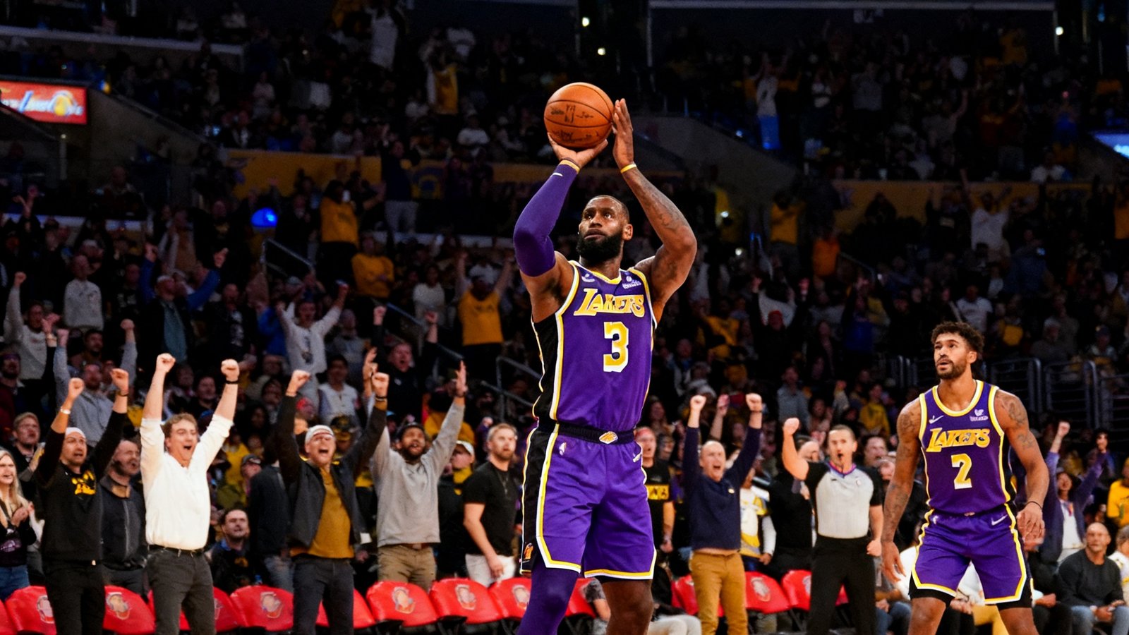 NBA常规赛湖人队对阵勇士队的单进球回放缩略图，詹姆斯在底角接球后三分出手命中，球馆内观众起立欢呼，比分牌显示湖人领先4分